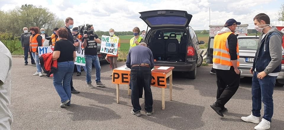 Proti uzavřeným hranicím protestovali lidé na moravsko slovenském hraničním přechodu Sudoměřice – Skalica.