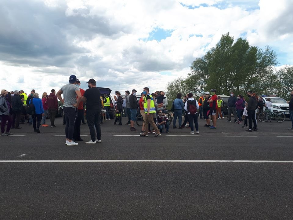 Proti uzavřeným hranicím protestovali lidé na moravsko-slovenském hraničním přechodu Sudoměřice – Skalica.