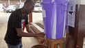 sudy s dezinfekcí před nemocnicí se v hlavním měste Sierra Leone, Freetownu,