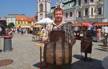 Jsou poslední, kdo to umí. Chlapi z Plzně udržují zapomenuté řemeslo: Takhle vyrábí pivní sudy!