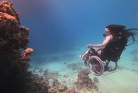 Neuvěřitelná žena! Je postižená, přesto se potápí: I se svým vozíčkem!