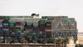 Lodě proplouvající Suezským průplavem (30. 3. 2021)