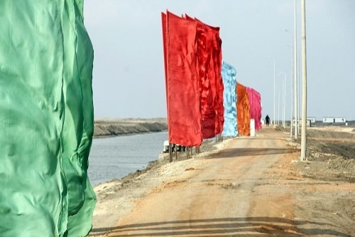 Prapory na pobřeží Suezského průplavu