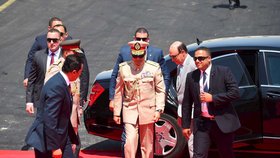 Prezident Sísí přijíždí na slavnostní ceremonii.