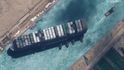 Loď Ever Given v Suezském průplavu