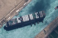 Suezský průplav zablokovala obří nákladní loď. Vyprostili ji po pár hodinách