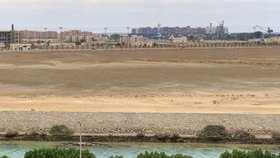 Volný Suezský průplav po odtažení lodi, která úžinu blokovala (30. 3. 2021)