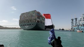 Loď Ever Given, která blokovala Suezský průplav, byla úspěšně posunuta a kanál uvolněn (29. 3. 2021)