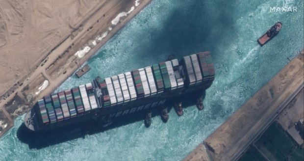 Suezský průplav zablokovala obří nákladní loď. Vyprostili ji po pár hodinách
