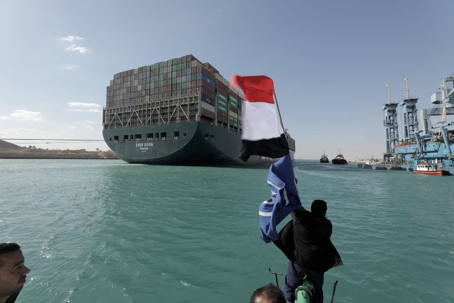 BŘEZEN: Loď Ever Given, která skoro týden blokovala Suezský průplav, byla úspěšně posunuta a kanál uvolněn