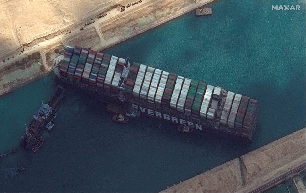Pokusy o odblokování Suezského průplavu, který způsobila loď Ever Given, zatím selhávají (26. 3. 2021)