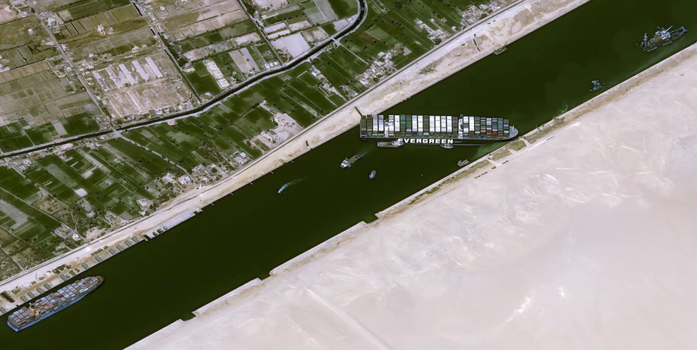 Pokusy o odblokování Suezského průplavu, který způsobila loď Ever Given, zatím selhávají (26. 3. 2021).