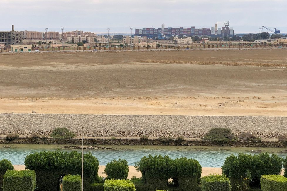 Volný Suezský průplav po odtažení lodi, která úžinu blokovala (30. 3. 2021).