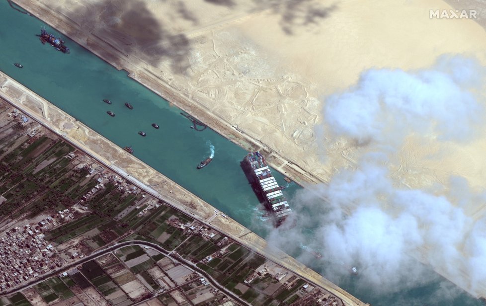 Loď Ever Given, která blokovala Suezský průplav, byla úspěšně posunuta a kanál uvolněn (29. 3. 2021).