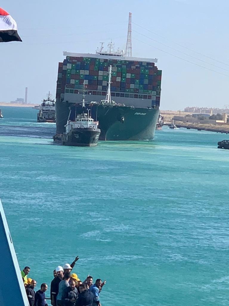 Loď Ever Given, která blokovala Suezský průplav, byla úspěšně posunuta a kanál uvolněn (29. 3. 2021).
