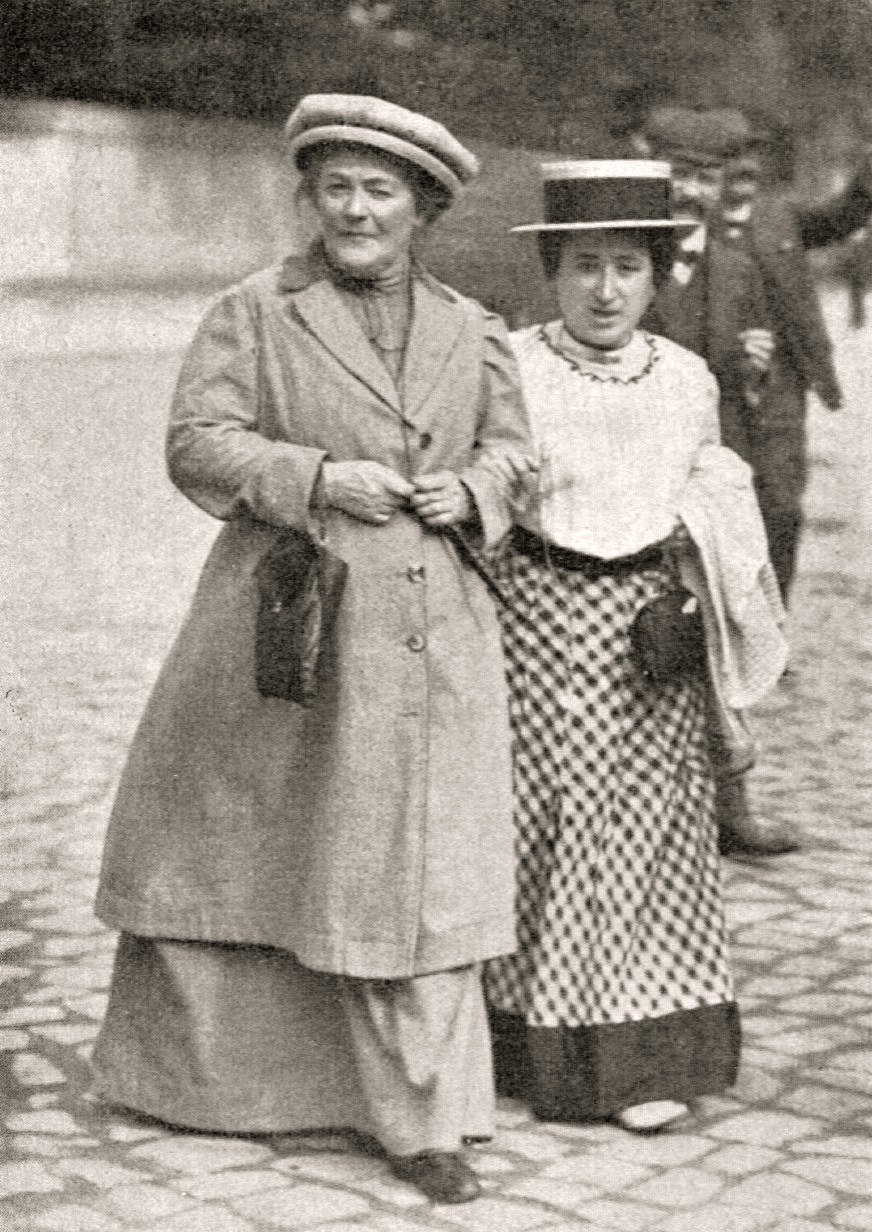 Sufražetky Clara Zetkinová (vlevo) a Rosa Luxemburgová, leden 1910, Magdeburg.