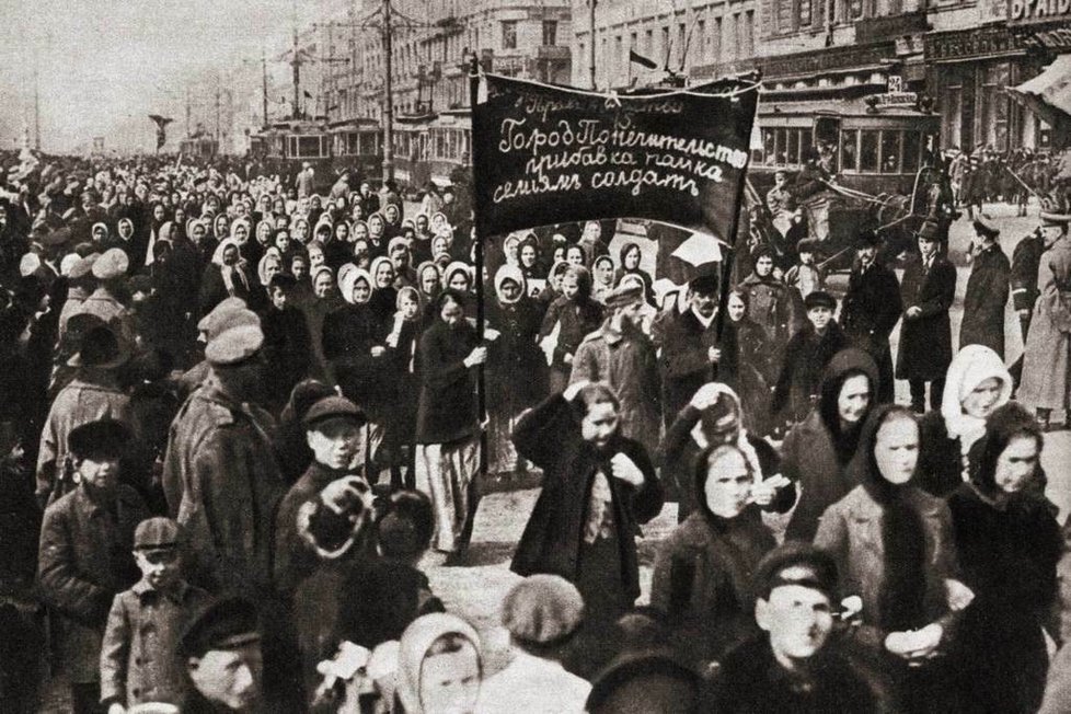 Ženská demonstrace za chleba a mír v Petrohradě (8. 3. 1917).