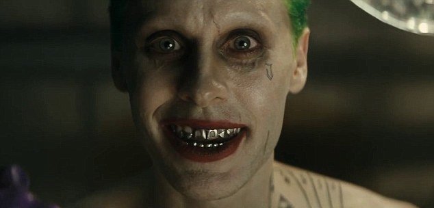 Jared Leto vypadá jako Joker správně šíleně.