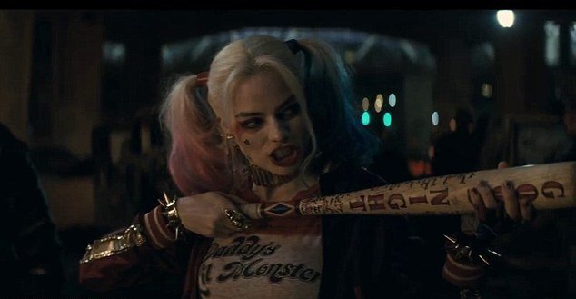 Harley Quinn se také násilí nebojí.