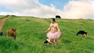 Polonahý muž se fotí v baletní sukýnce. Snaží se rozesmát manželku, která má rakovinu