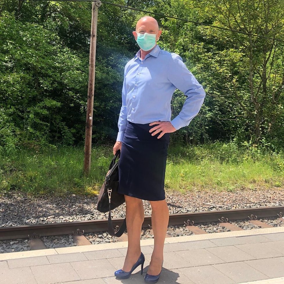 Němec Mark (61) nosí do práce sukně a podpatky
