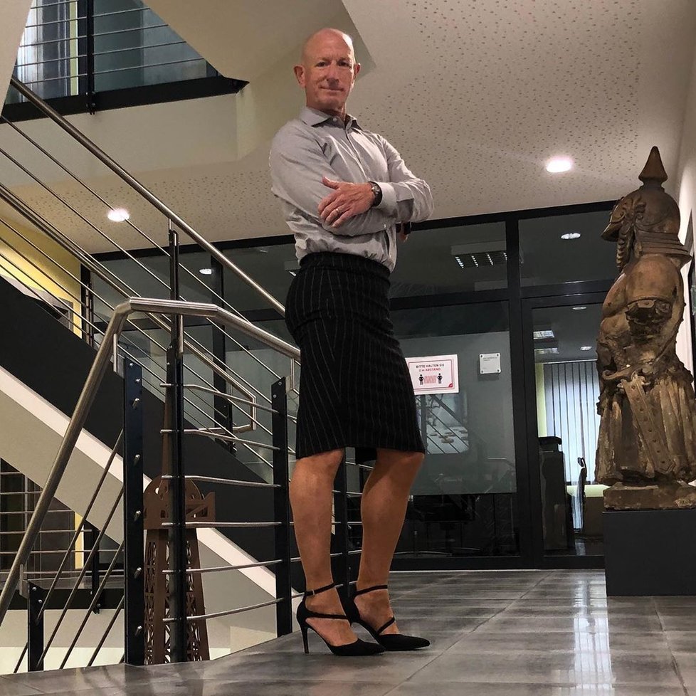 Němec Mark (61) nosí do práce sukně a podpatky