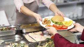 Ve školních jídelnách jsou jídla stejně slaná jako ve fast foodech.