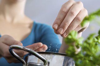 Sedm rad, jak z jídelníčku odstranit sůl