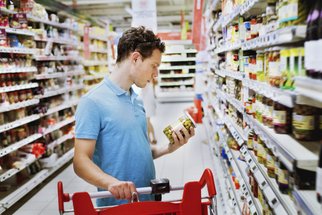 Rizikové potraviny: Snížit spotřebu soli znamená naučit se číst etikety