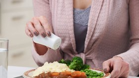 Češi si dopřávají 3 krát víc soli: Hrozí rakovina žaludku, srdeční selhání i demence, varuje kardiolog