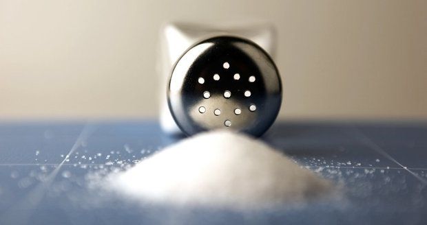Stolní sůl toho umí mnohem víc, než jen dodat chuť vašemu jídlu. Od čištění až po boj se zamrzajícími okny.