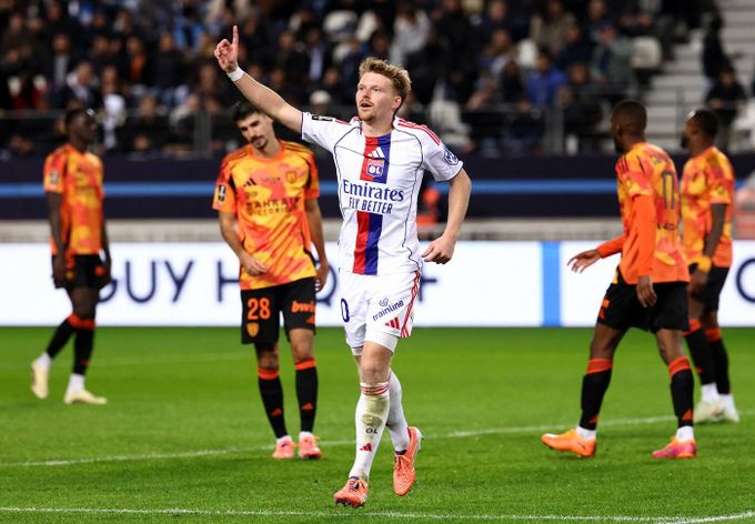 ONLINE: Paris FC - Lyon 2:3. Šulc skvěle přeloboval gólmana, trefil se už podruhé!  ONLINE: Paris FC - Lyon 2:3. Šulc skvěle přeloboval gólmana, trefil se už podruhé!