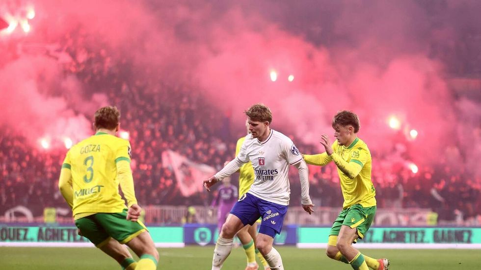 Pavel Šulc (v bílém) přispěl asistencí k výhře Lyonu nad Nantes 3:0