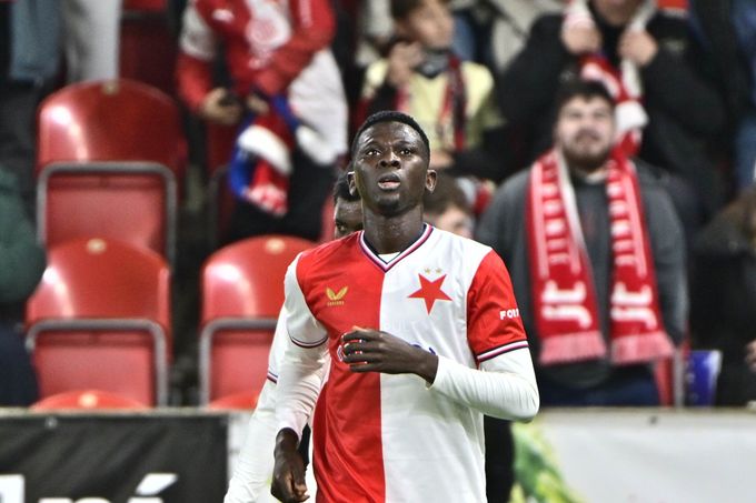 ONLINE: Slavia - Zbrojovka 1:0. Trefil se Suleiman, trefu Šturma zhatil ofsajd ONLINE: Slavia - Zbrojovka 1:0. Trefil se Suleiman, trefu Šturma zhatil ofsajd
