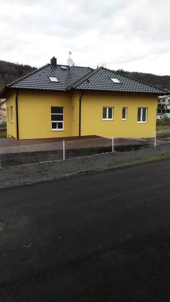 Rozlehlá vila ve svahu má tři patra.