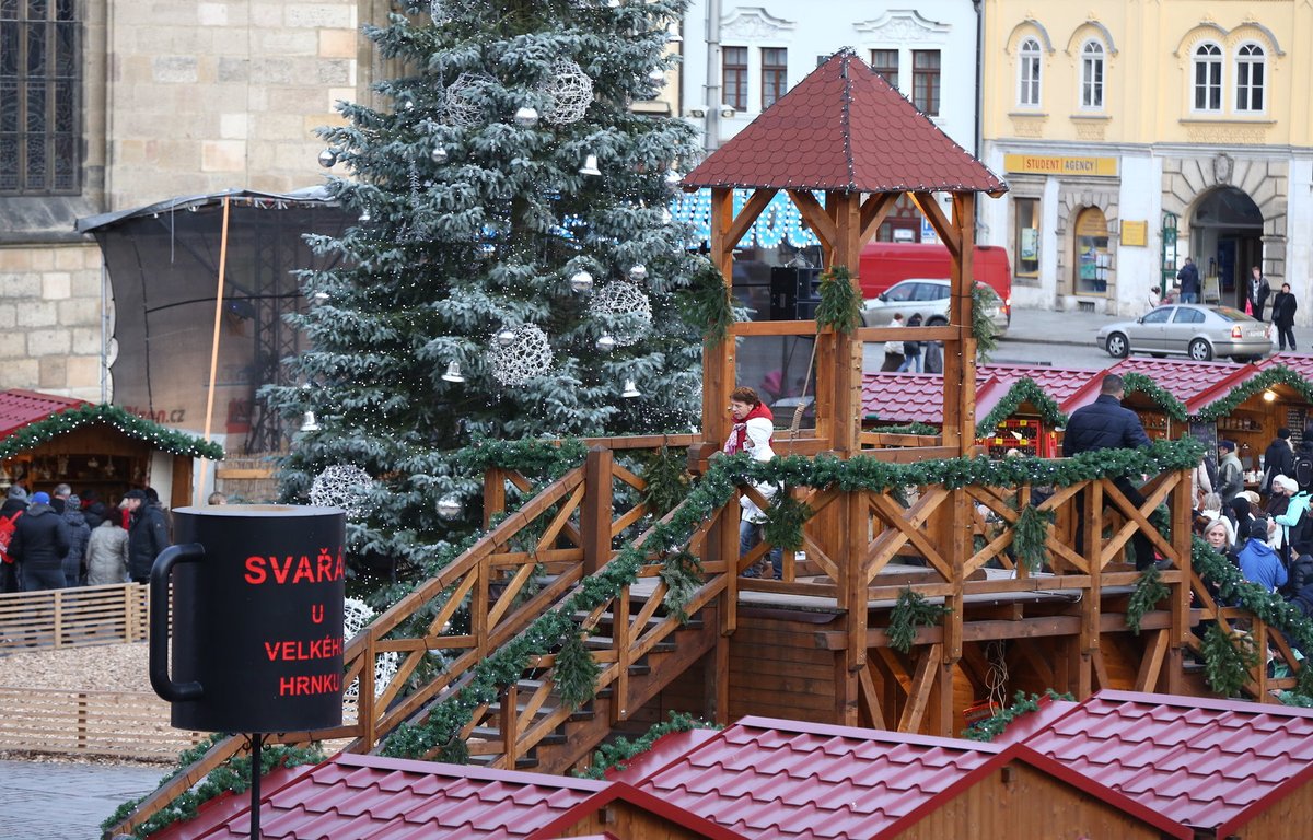 V této zvonici na náměstí v Plzni se bude konat svatba.