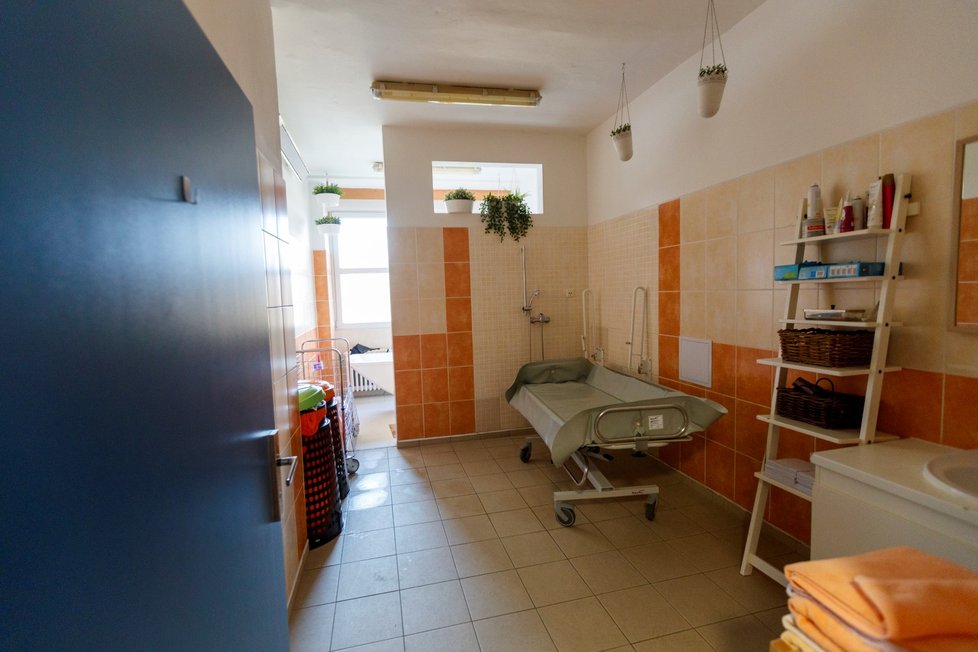 Prostory Domova Sulická: Jedna z koupelen, kde je k dispozici lůžko na přenášení