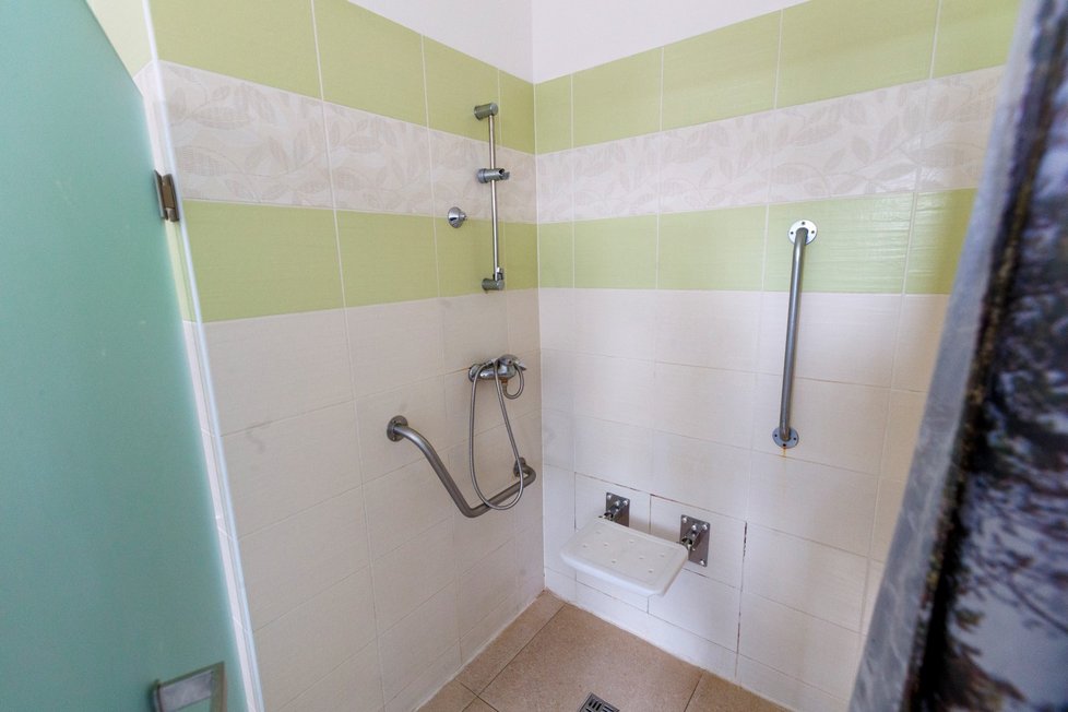 Prostory Domova Sulická: Další koupelna, kde je k dispozici sprcha se sedátkem
