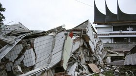 Ničivé zemětřesení zasáhlo ostrov Sumatra