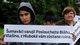 Zhruba pět desítek ekologických aktivistů uspořádalo 13. července v Hluboké nad Vltavou na Českobudějovicku happening, při němž protestovalo proti působení takzvaných kmotrů v Národním parku Šumava.