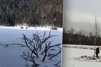 Turisté vzali útokem Šumavu: Kluziště si udělali i z Chalupské slati!