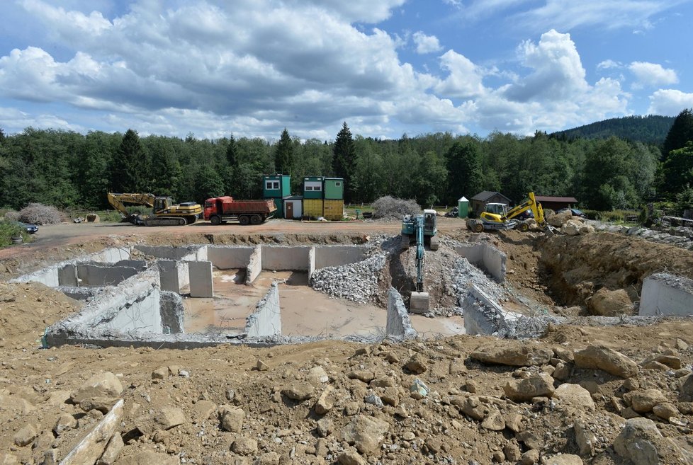 Hrubou stavbu relaxačního centra v Prášilech na Šumavě zbořily bagry.