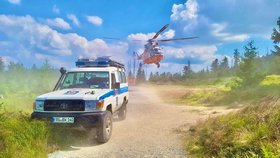 Záchranná akce na Šumavě: Turista spadl ze skály, letěl pro něj vrtulník.