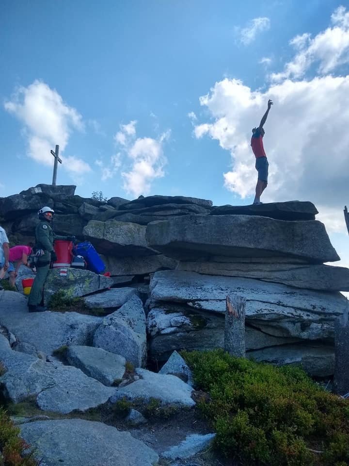 Záchranná akce na Šumavě: Turista spadl ze skály, letěl pro něj vrtulník.