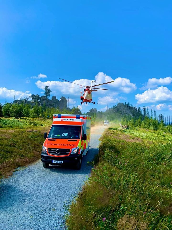 Záchranná akce na Šumavě: Turista spadl ze skály, letěl pro něj vrtulník.