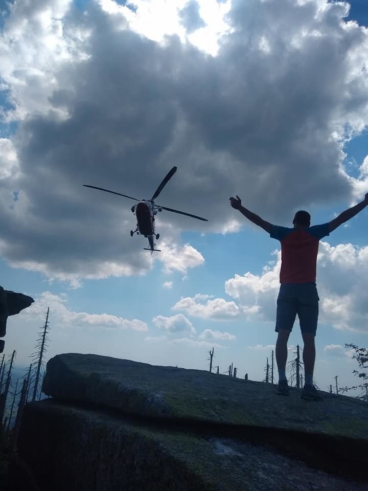 Záchranná akce na Šumavě: Turista spadl ze skály, letěl pro něj vrtulník.