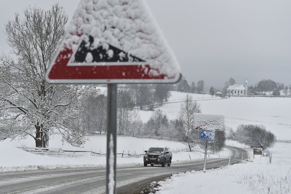 Česko zasype o víkendu sníh, napadne až 25 centimetrů. Pozor na náledí a zmrazky