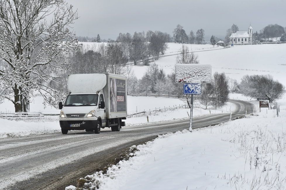 Česko zasype o víkendu sníh, napadne až 25 centimetrů. Pozor na náledí a zmrazky