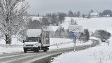Nová výstraha kvůli ledovce. Sníh zkomplikoval dopravu na Šumavě i Moravě
