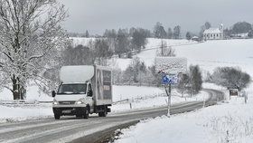 Šumavu překvapil silný mráz a vrstva sněhu. Silničáři jsou v pohotovosti (27.11. 2018)